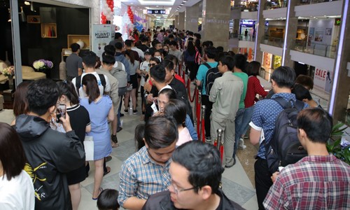 Đông đảo các bạn trẻ xếp hàng chờ đợi trải nghiệm trước giờ khai trương cửa hàng HES của Huawei