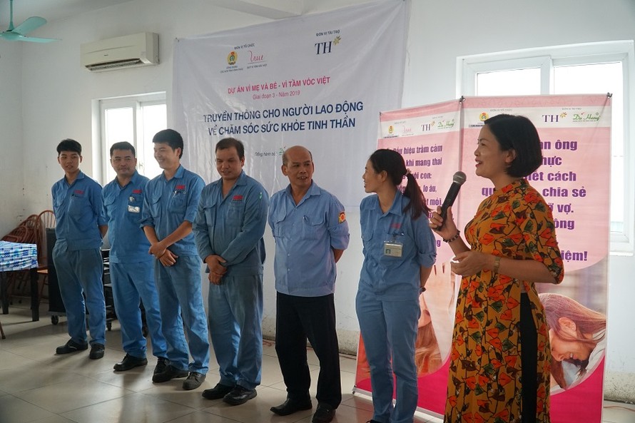 Chuyên gia Tâm lý học Nguyễn Thị Chính tổ chức hoạt động trong buổi truyền thông về chăm sóc sức khỏe tinh thần cho phụ nữ trong độ tuổi sinh sản.