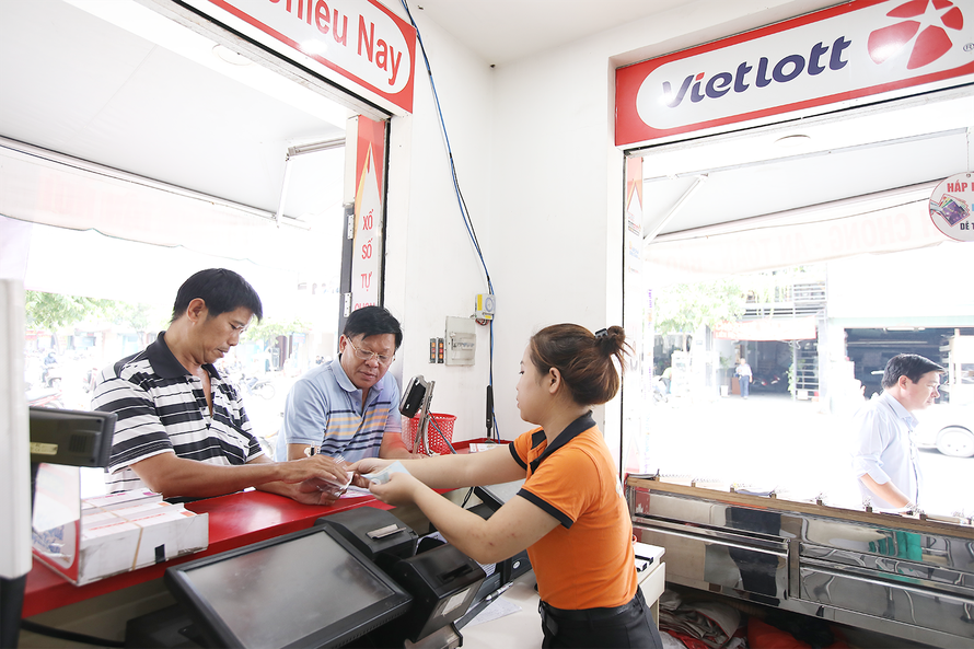 Một điểm bán Vietlott trên đường Phan Văn Trị (quận Gò Vấp), tấp nập người vào mua vé số tự chọn