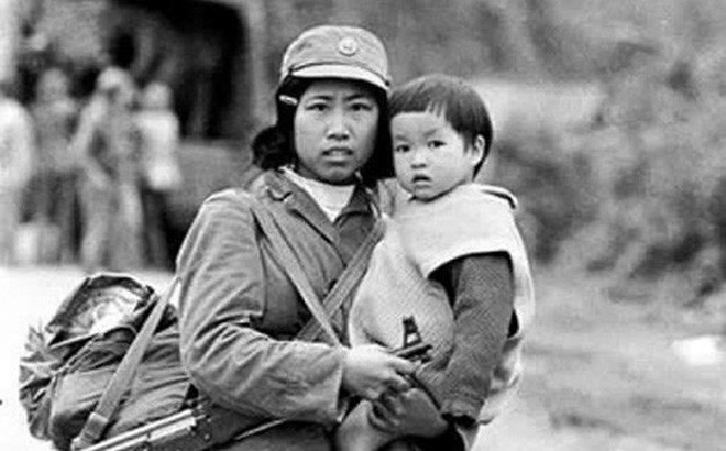 Bức ảnh cô bộ đội bế em bé tại cầu Tài Hồ Sìn (xã Thạch Bằng, Hòa An, Cao Bằng) do nhiếp ảnh gia Trần Mạnh Thường chụp ngày 24/2/1979