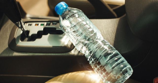 Chai nhựa đựng nước có thể sẽ trở thành một thấu kính để tập trung tia nắng, gây ra hỏa hoạn