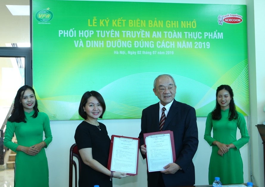 Đại diện Cục An toàn thực phẩm và công ty Acecook Việt Nam cùng nhau kí kết thỏa thuận hợp tác.