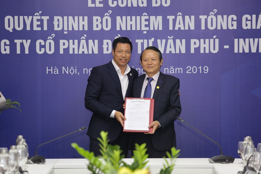 Chủ tịch HĐQT Văn Phú - Invest (bên trái) trao quyết định bổ nhiệm cho Tân Tổng giám đốc Đoàn Châu Phong (bên phải)