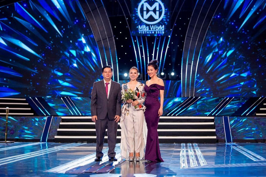 Cố vấn sắc đẹp Hằng Lê nhận hoa từ BTC của cuộc thi Miss World Vietnam 2019