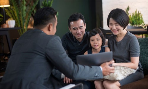 Đại diện Kinh doanh của Chubb Life Việt Nam từ nay có thể hỗ trợ khách hàng lập Hồ sơ Yêu cầu Bảo hiểm ở bất cứ đâu và bất cứ thời điểm nào
