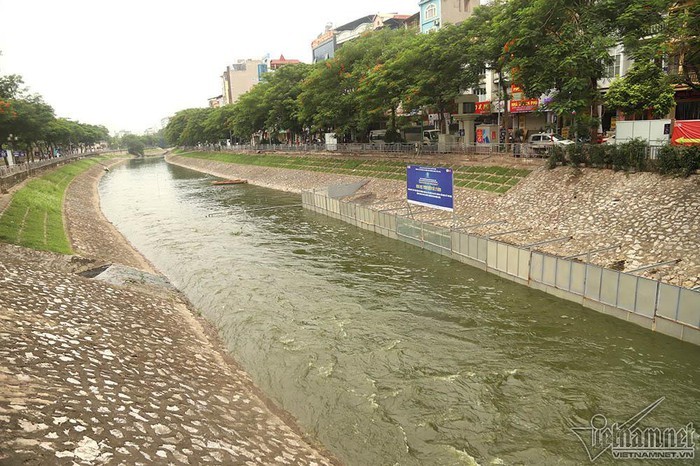 Hơn 1 triệu m3 nước từ hồ Tây được xả vào sông Tô Lịch làm nước sông đổi màu