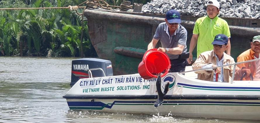 ông David Dương, Chủ tịch kiêm Tổng giám đốc VWS cùng công nhân viên thả cá.