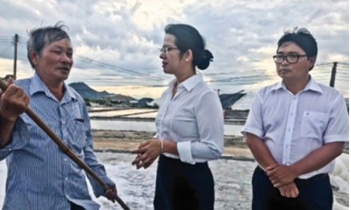 Phó Tổng giám đốc Agribank Nguyễn Thị Phượng đến thăm hỏi nông dân vay vốn sản xuất muối trên địa bàn tỉnh Ninh Thuận 