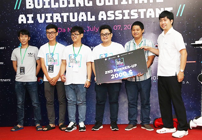 Ông Nguyễn Phong Sơn trao giải Nhì cho đội tuyển DTU-CSE đến từ ĐH Duy Tân