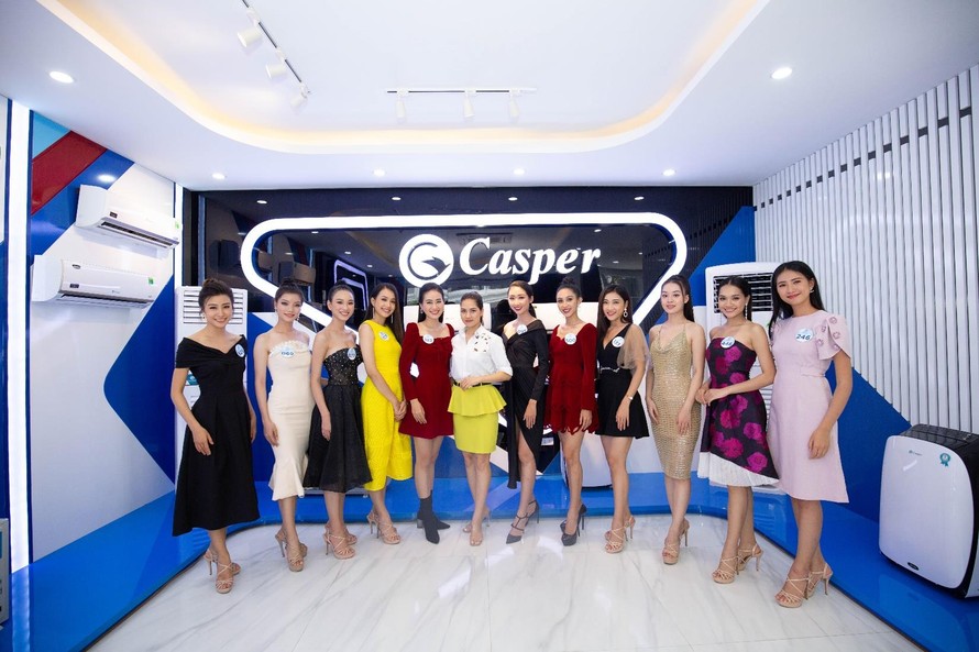 Các thí sinh được bà Phạm Tâm Thanh - Giám đốc Truyền thông Công ty Casper Việt Nam chào đón tại showroom