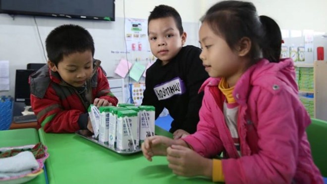 Học sinh ở Hà Nội uống sữa học đường