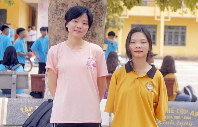 Bùi Thị Linh (bên trái) cùng bạn thân