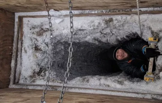 Một nhà khoa học trèo lên từ "mộ băng" - ảnh do nhóm nghiên cứu cung cấp