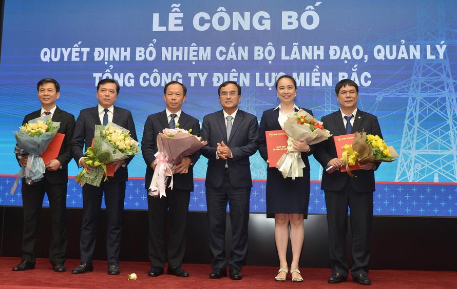 Ông Dương Quang Thành - Chủ tịch HĐTV EVN trao các quyết định bổ nhiệm cho lãnh đạo EVNNPC