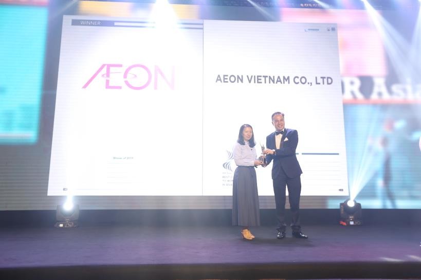 Bà Nguyễn Thị Ngọc Huệ - Giám Đốc Quản Trị Chiến Lược Nguồn Nhân Lực của AEON Việt Nam nhận Giải Thưởng tại Buổi lễ vinh danh