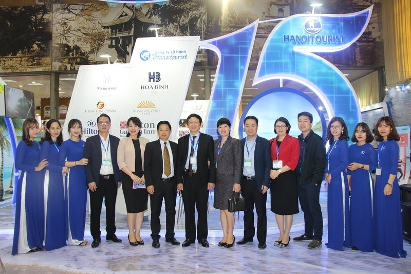 Chủ tịch Hội đồng thành viên Tổng công ty Du lịch Hà Nội – Ông Nguyễn Minh Chung (đứng giữa) chụp ảnh cùng CBNV Tổng công ty tại Hội chợ VITM 2019