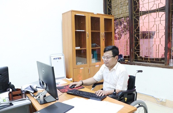 Anh Vũ Thanh Hồng, công nhân Xí nghiệp dịch vụ Điện lực Nghệ An thuộc Công ty Dịch vụ Điện lực miền Bắc tấm gương vượt lên số phận