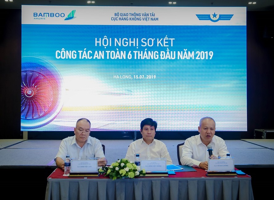 Ông Đinh Việt Thắng, Cục trưởng Cục HKVN (chính giữa) chủ trì buổi Hội nghị