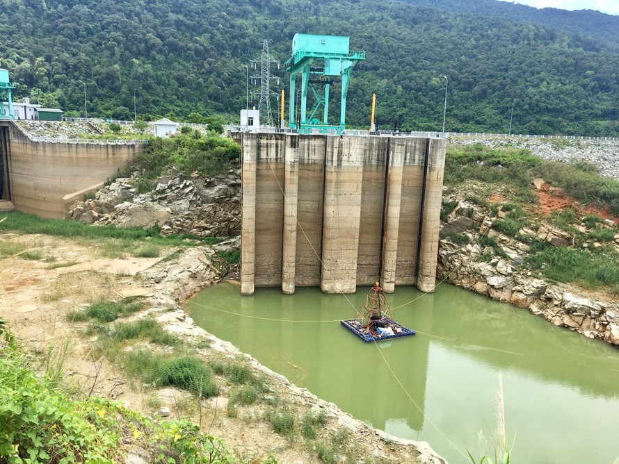 Cửa xả hồ Nhà máy Thủy điện Buôn Tua Srah cạn khô nước vào tháng 5,6 năm 2019 