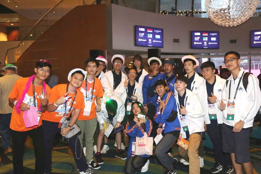 Đội tuyển Việt Nam vui vẻ giao lưu với các bạn bè quốc tế trước thềm Vòng chung kết cuộc thi MOSWC lần thứ 18 tại New York