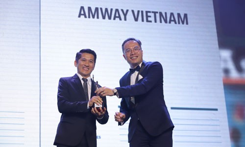 Ông Huỳnh Thiên Triều – Giám đốc Điều hành Amway Việt Nam nhận giải thưởng Nơi làm việc tốt nhất Châu Á 2019 do HR Asia, tạp chí nhân sự hàng đầu Châu Á trao tặng.