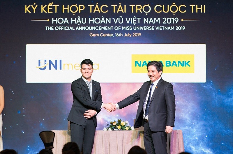 Đại diện Nam A Bank – ông Trần Khải Hoàn, Phó TGĐ (đứng bên phải) ký kết tài trợ cuộc thi HHHV Việt Nam 2019 