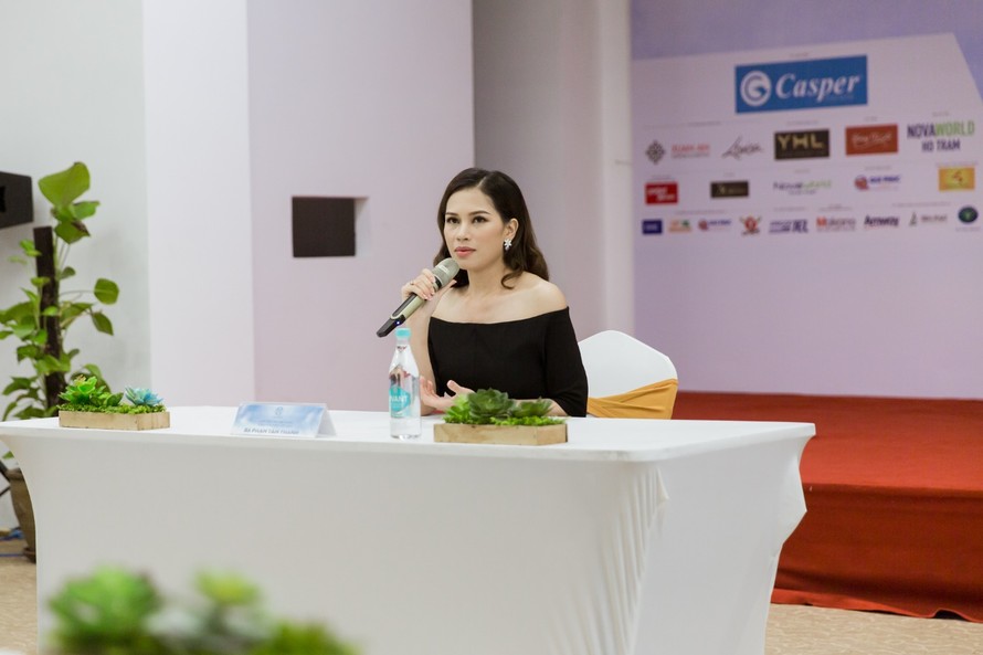 Bà Phạm Tâm Thanh - Giám đốc Truyền thông Công ty Casper Việt Nam tại buổi giao lưu cùng các thí sinh Miss World Vietnam 2019