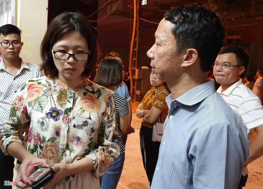 CEO Tập đoàn Giáo dục Edufit Trần Thị Hồng Hạnh bên cạnh bố cháu bé bị tử vong trên xe buýt của trường Gateway. Ảnh: Hoàng Lam.