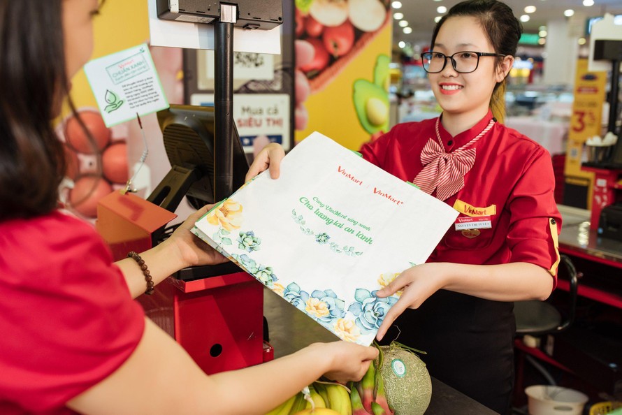 Hơn 10.000 chiếc túi sử dụng nhiều lần của VinMart đã được tặng cho những “khách hàng xanh” đầu tiên đồng hành cùng chương trình