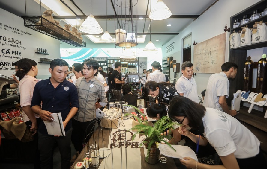 Lễ ra mắt chính thức hệ thống cửa hàng Trung Nguyên E-Coffee thu hút sự tham gia đông đảo người đam mê kinh doanh với ngành cà phê