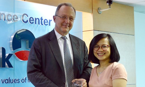 Đại diện Ngân hàng Wells Fargo trao tặng giải thưởng đại diện VietinBank - Bà Vũ Thị Thanh Vân, Phó giám đốc Trung tâm Tài trợ thương mại