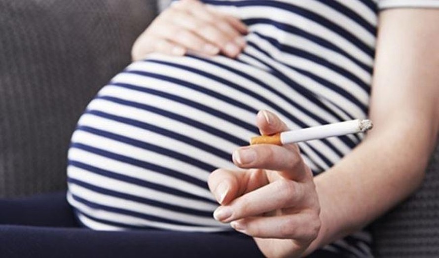 Phụ nữ hút thuốc gây nguy cơ sảy thai cao hơn không hút thuốc.