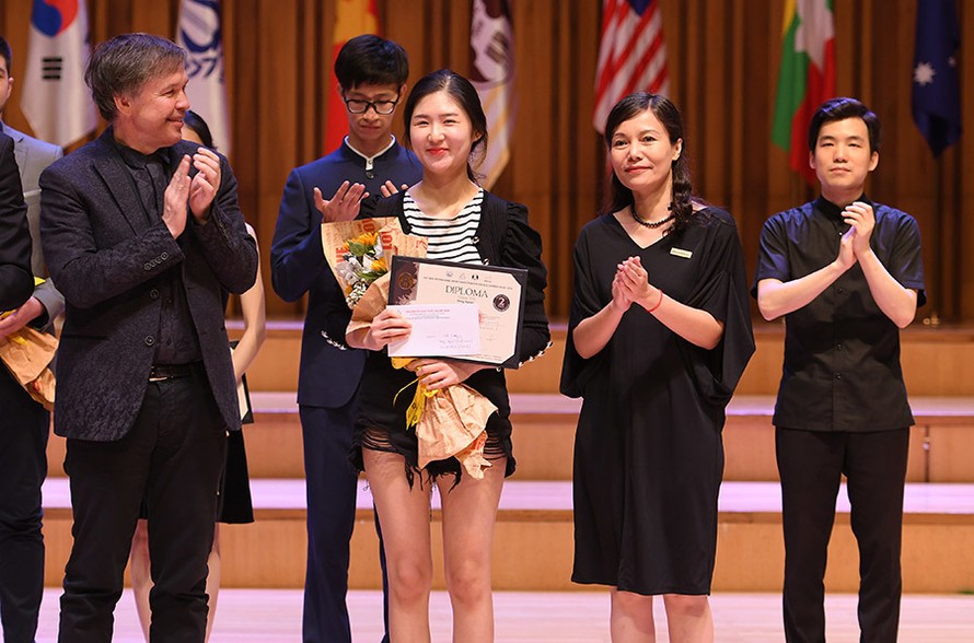 Bà Phạm Thị Hiền - Đại diện ABBANK và Ban giám khảo trao giải Nhì bảng Violin cho thí sinh Hong Hyeon (Hàn Quốc)