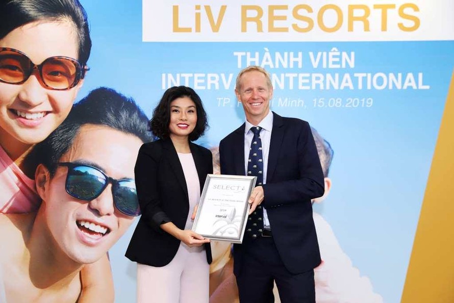 Bà Nguyễn Kỳ Tâm Ánh, Giám đốc điều hành LiV Resorts nhận chứng nhận thành viên Interval International