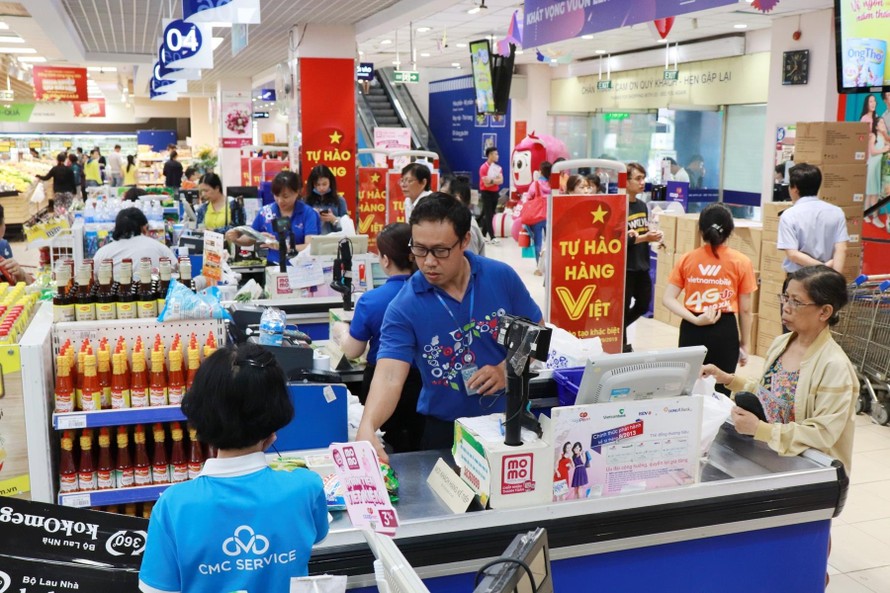 Các hệ thống bán lẻ của Saigon Coop luôn được người tiêu dùng tin tưởng lựa chọn. Trong ảnh người tiêu dùng mua sắm tai siêu thị Co.opmart Lý Thường Kiệt 1 và Co.opmart Lý Thường Kiệt 2