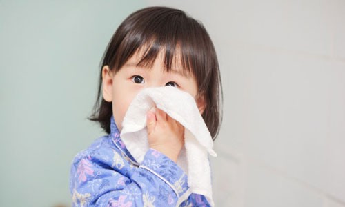 Chảy nước mũi là triệu chứng viêm đường hô hấp trên ở trẻ