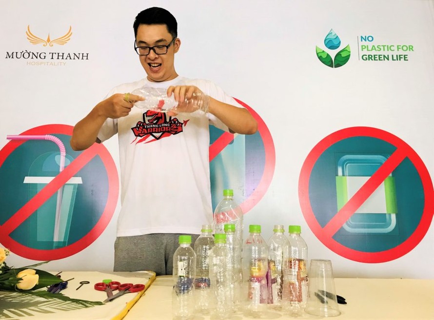 Mai Việt Anh - Thành viên đội bóng rổ Thăng Long Warriors thích thú với hoạt động tái chế đồ nhựa