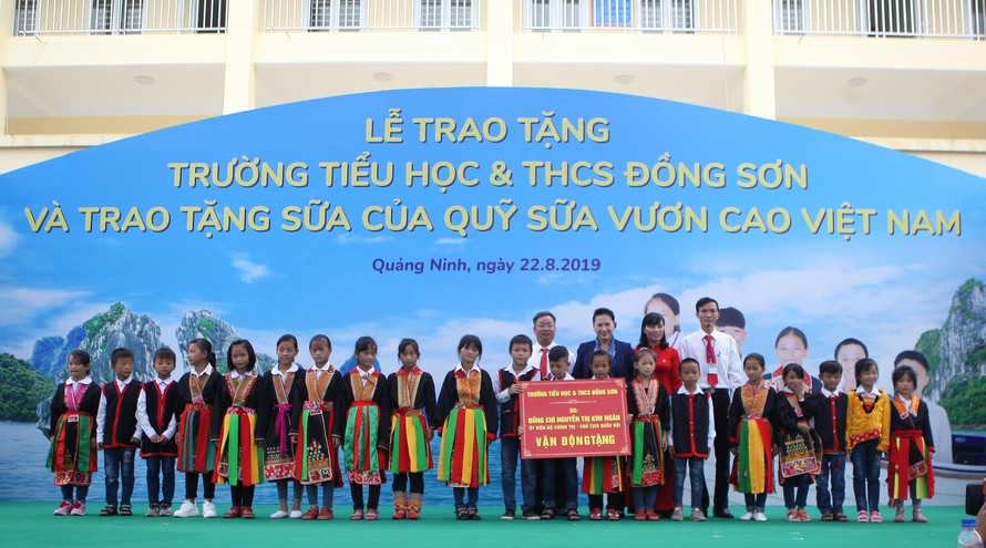 Trẻ em Quảng Ninh nhận trường mới và hơn 71 ngàn ly sữa từ Quỹ sữa Vươn cao VN
