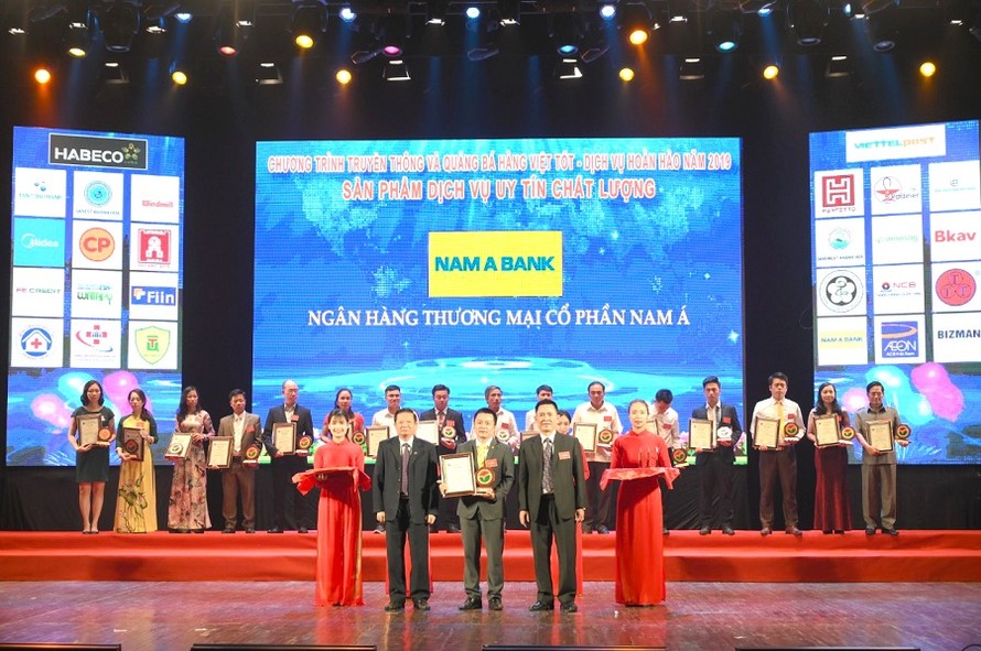 Ông Trần Trung Thái – Đại diện Nam A Bank nhận giải thưởng Top 20 sản phẩm dịch vụ chất lượng tốt vì quyền lợi người tiêu dùng năm 2019.