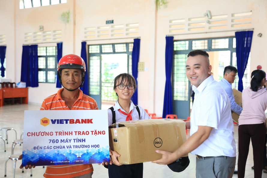 Ông Nguyễn Nguyên Hoàng – Phó Giám đốc Trung tâm Marketing Vietbank trao máy tính đến các trường học tại huyện Cần Giờ