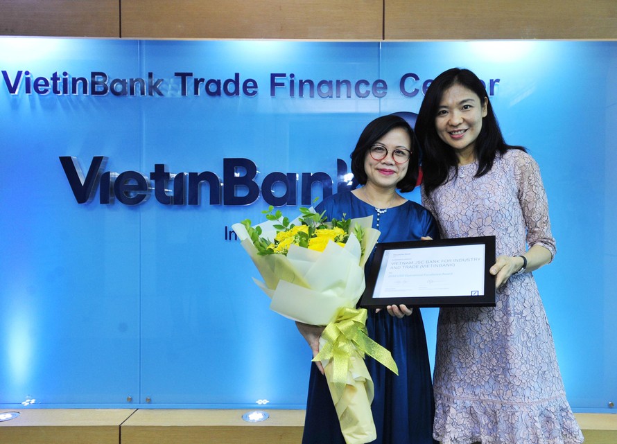Đại diện Trung tâm TTTM VietinBank (bên trái) nhận giải thưởng từ Deutsche Bank