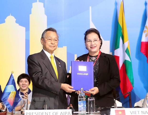 Chủ tịch Quốc hội Nguyễn Thị Kim Ngân tiếp nhận Chủ tịch AIPA 41 từ Thái Lan. (Ảnh: Trọng Đức/TTXVN)