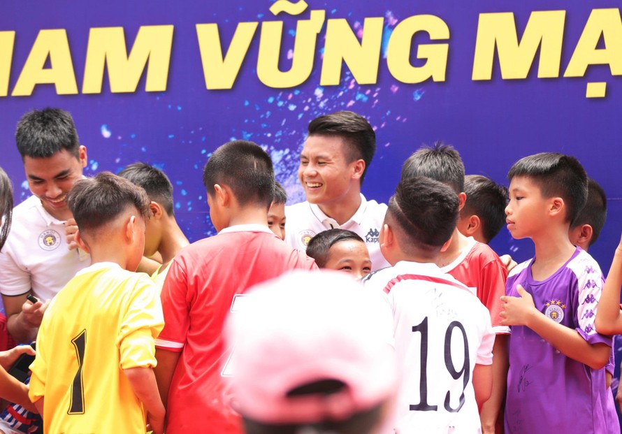 Quang Hải sẽ truyền cảm hứng đến các em học sinh.