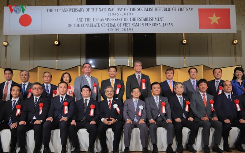 Tổng lãnh sự Vũ Bình (hàng trước, thứ 5 bìa trái) cùng các quan chức trung ương, địa phương tại khu vực Kyushu