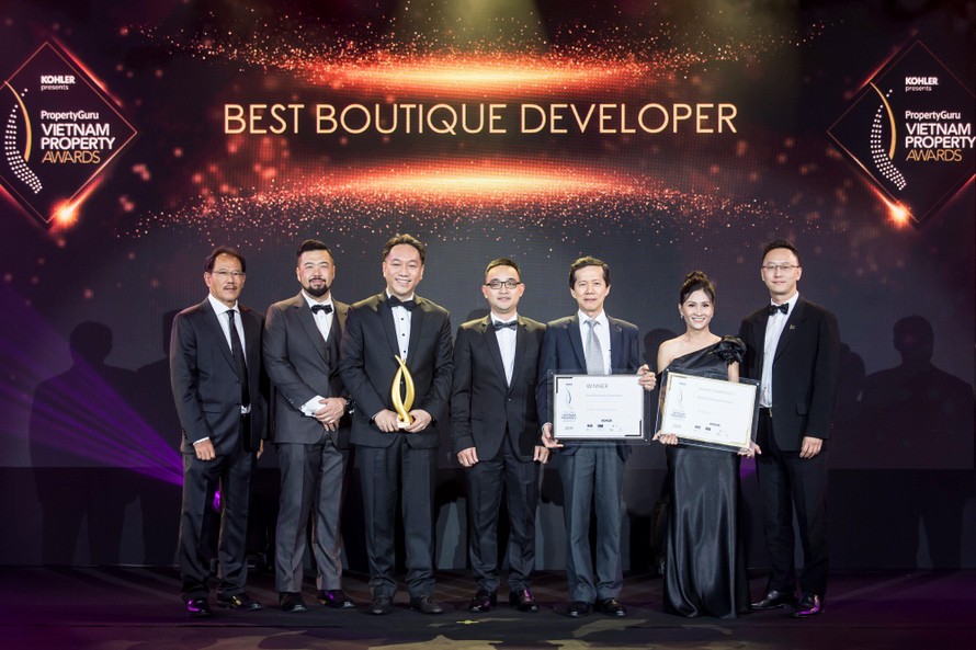 Đại diện chủ đầu tư Gotec Land – Bà Mai Thị Mỹ Hạnh – Trưởng phòng Quản lý thiết kế nhận giải Best Boutique Developer 2018 – Những nhà phát triển dự án phân khúc hạng trung tốt nhất