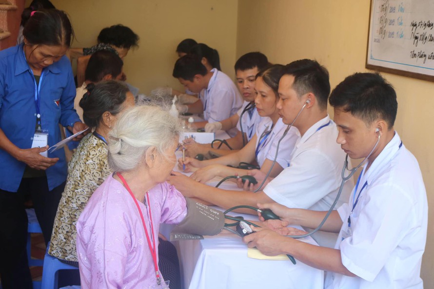 Bảo Việt Nhân thọ phối hợp cùng các bệnh viện trung ương khám tổ chức khám bệnh cho người dân nghèo