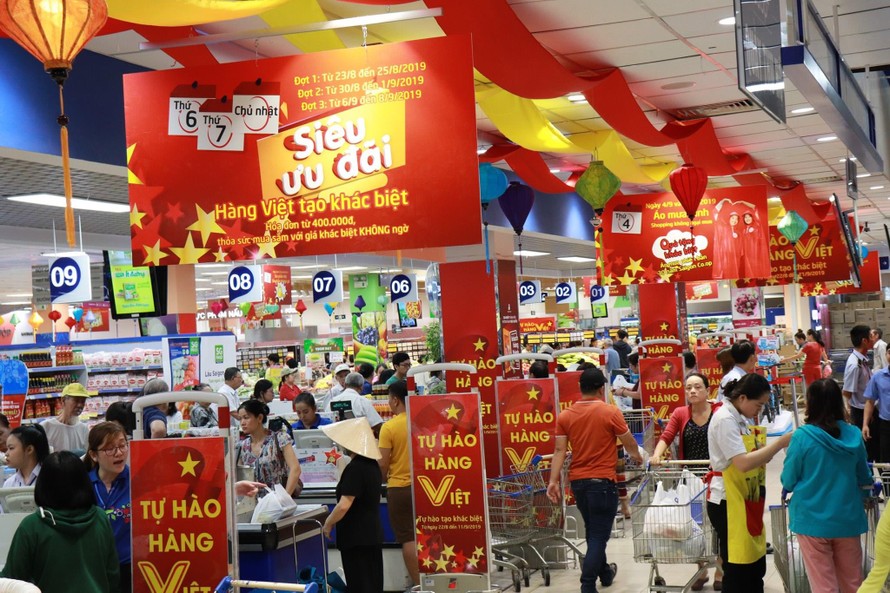 Mặc dù ngày đầu tuần nhưng đông đảo khách hàng vẫn đến siêu thị Co.opmart và đại siêu thị Co.opXtra mua sắm để săn hàng giá rẻ