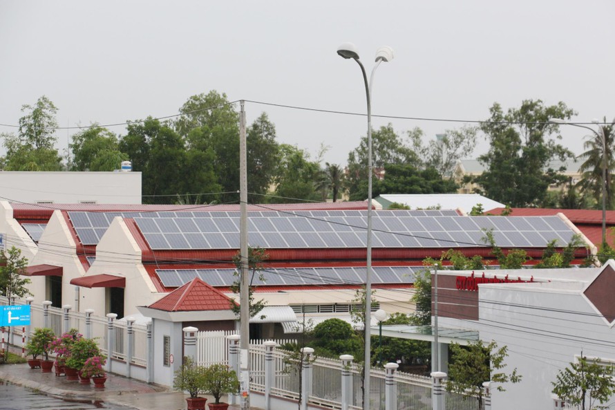 Đại diện phía Điện lực Cần Thơ và khách hàng kiểm tra thông số hệ thống điện mặt trời tại hộ Phan Bình Minh (số 12, đường Vành đai sân bay, phường Trà An, quận. Bình Thuỷ, TP. Cần Thơ (ảnh: Nam Hương)