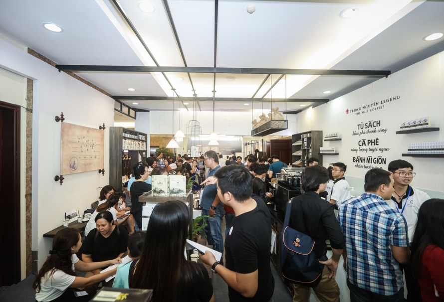 Lễ ra mắt Trung Nguyên E-Coffee thu hút đông đảo khách hàng