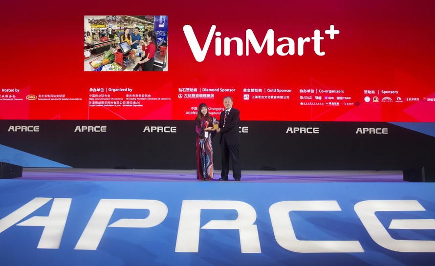VinMart & VinMart+ nhận giải 'Nhà bán lẻ Xanh' từ Liên đoàn Hiệp hội bán lẻ